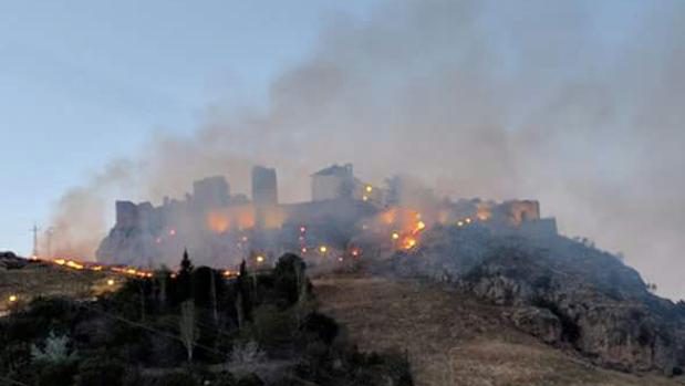 Imagen del incendio que se ha producid a los pies del castillo de Carcabuey