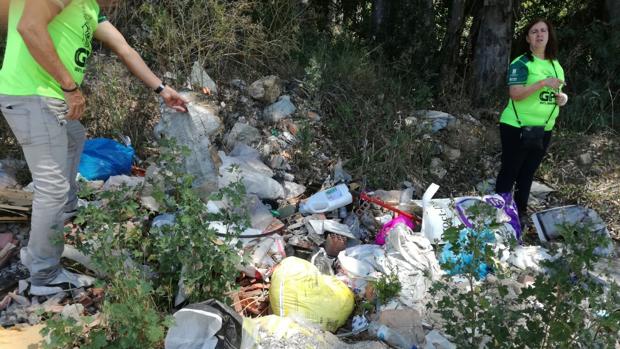 Aspecto del vertido incontrolado de basura en la finca «La Alcubilla»