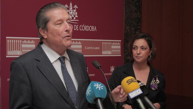 Mayor Zaragoza, con la alcaldesa en su presentación como presidente de la comisión de la Mezquita-Catedral