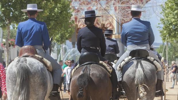 Un grupo de jinetes y amazonas en la Feria de Córdoba