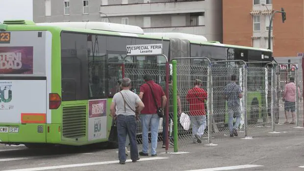 Un grupo de personas sube a un autobús en la Feria