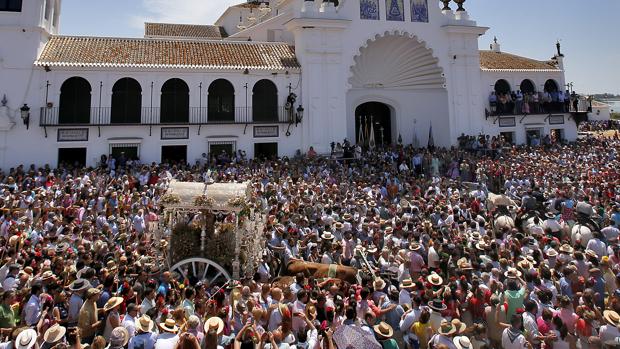 Presentación de la hermandad de Triana en El Rocío