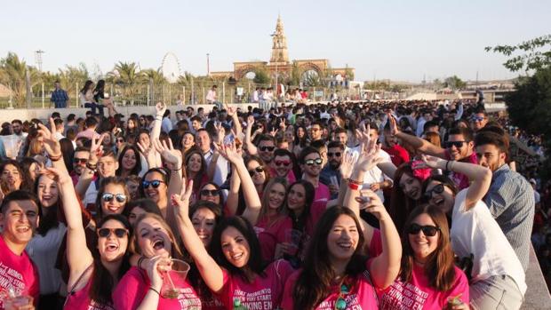 Jóvenes bebiendo en el Balcón del Guadalquivir