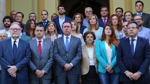 Minuto de silencio en el Ayuntamiento de Sevilla por el atentado en Mánchester