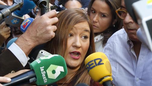 Verónica Pérez, ante la sede del PSOE en Ferraz