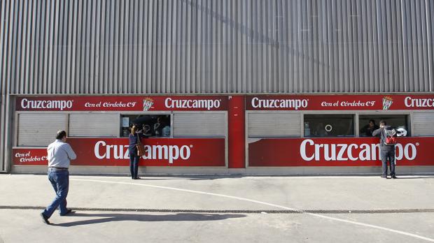 Aficionados del Córdoba en las taquillas del estadio El Arcángel