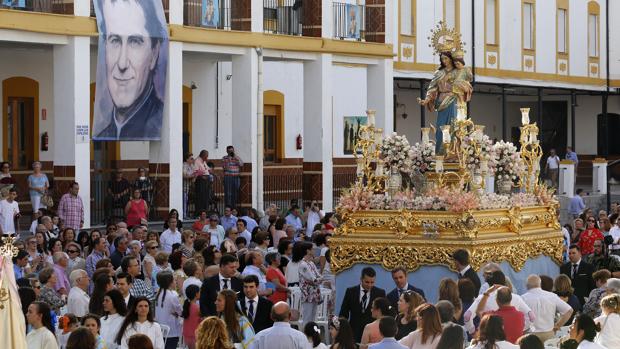 María Auxiliadora, en el patio del colegio salesiano