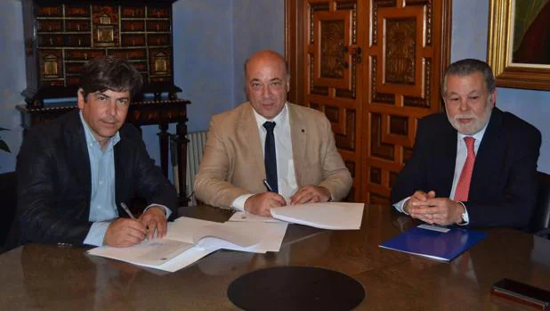 Firma del convenio entre la Diputación y el Ayuntamiento de Montilla