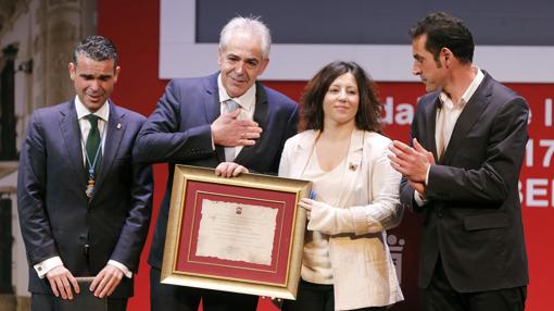 El padre y la hermana de Pablo Ráez recogieron la medalla de Andalucía