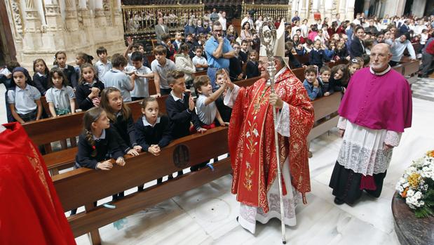 El obispo de Córdoba defiende la clase de religión «como único contacto con Jesús» para muchos