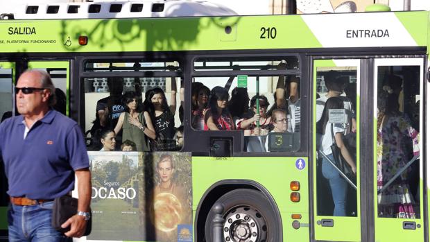 Las colas de los autobuses de la Feria de Córdoba siguen y los taxistas piden más medidas