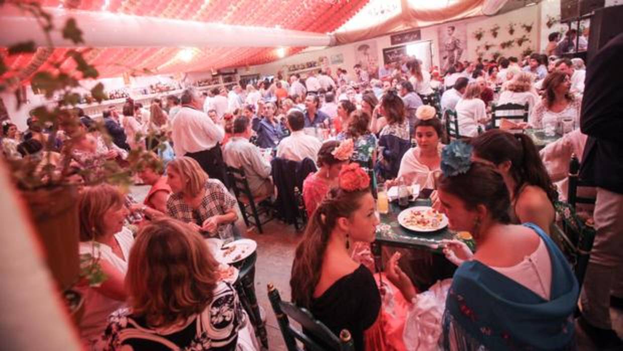 Lleno en la caseta La Reja a la hora de la comida este jueves a mediodía