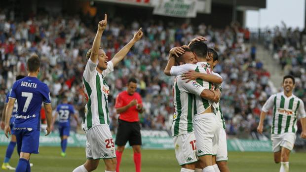 Los jugadores del Córdoba celebran uno de los goles ante el Oviedo