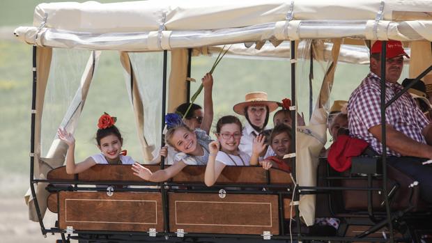 Los jóvenes cofrades se reúnen en torno al Simpecado del Rocío de Córdoba