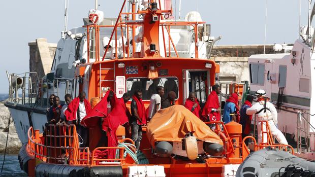 Rescatadas 34 personas de una patera en llamas y semihundida al norte de la costa marroquí