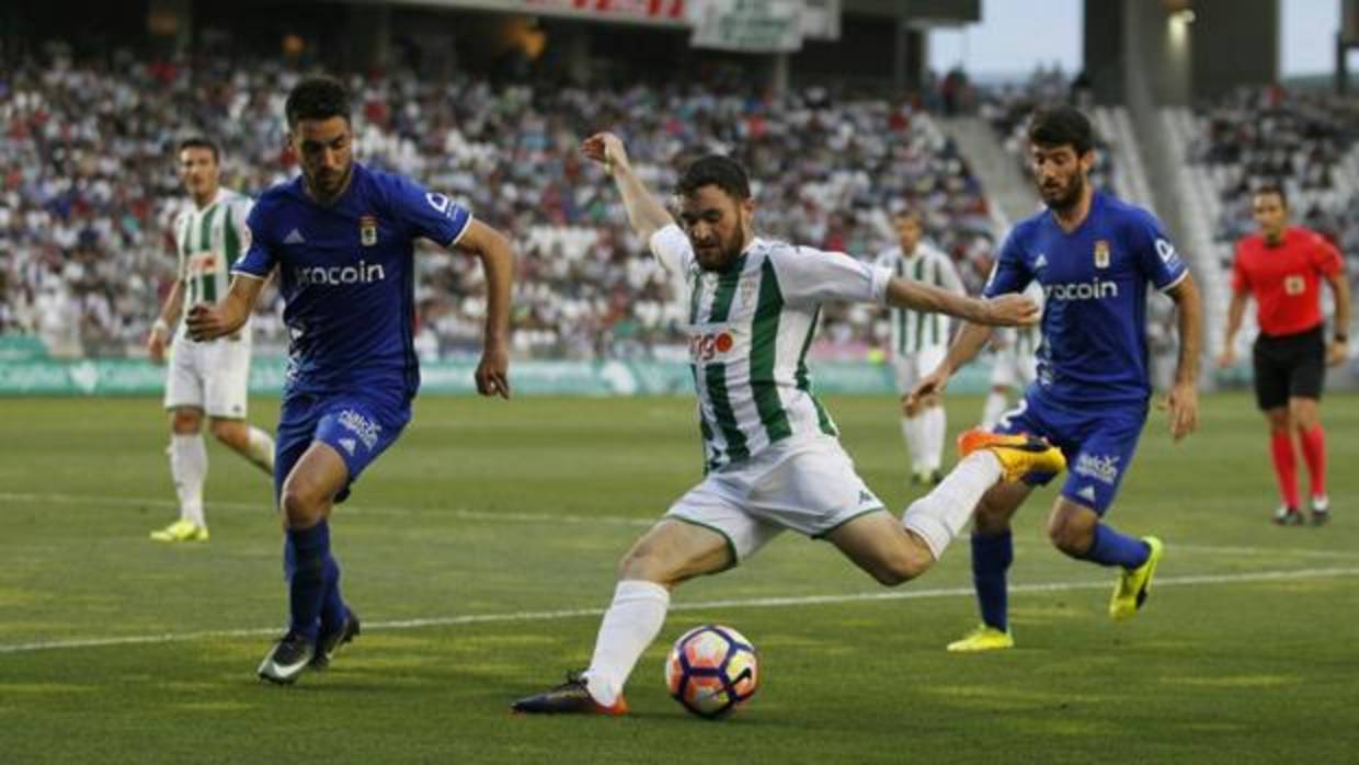 Javi Galán, en una de las dos asistencias de gol ante el Real Oviedo