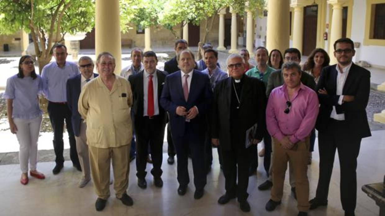 Foto de familia del obispo con los representantes de los medios de comunicación