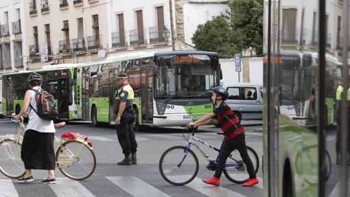 Autobuses de Aucorsa circulando por el centro