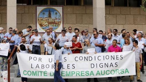 Protesta de los trabajadores de Aucorsa frente al Ayuntamiento