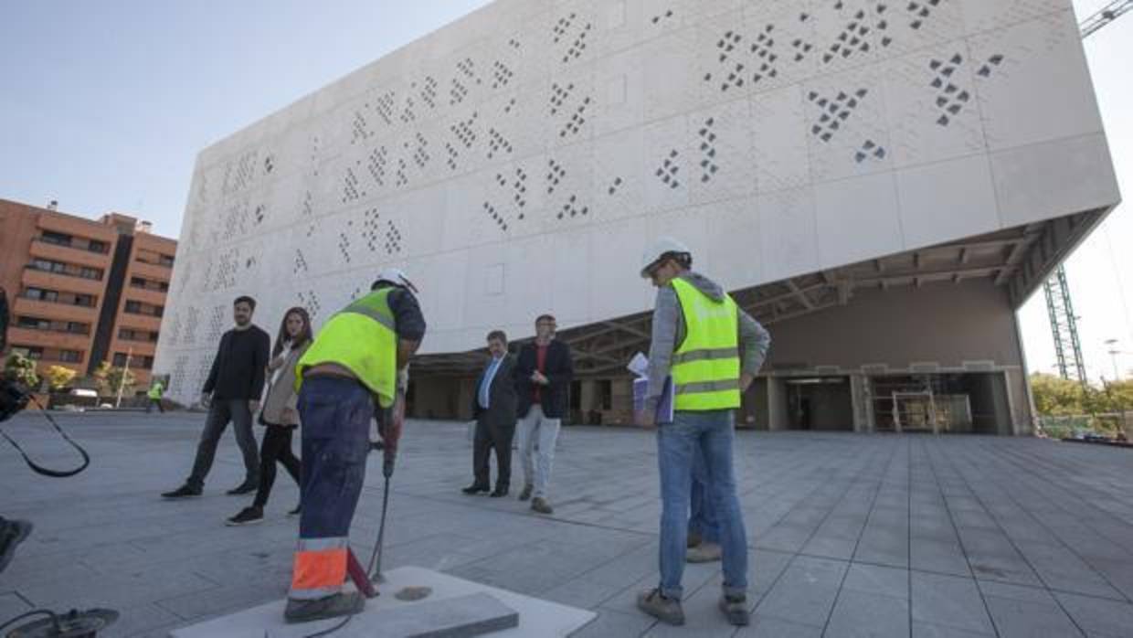 Trabajadores en la Ciudad de la Justicia, donde se estudiará implantar el juzado de 24 horas