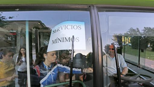 Varias personas esperan en una parada de autobús