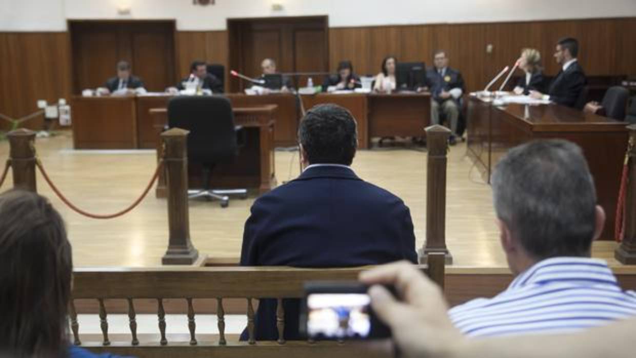 El sacerdote acusado, en el banquillo de la Audiencia Provincial