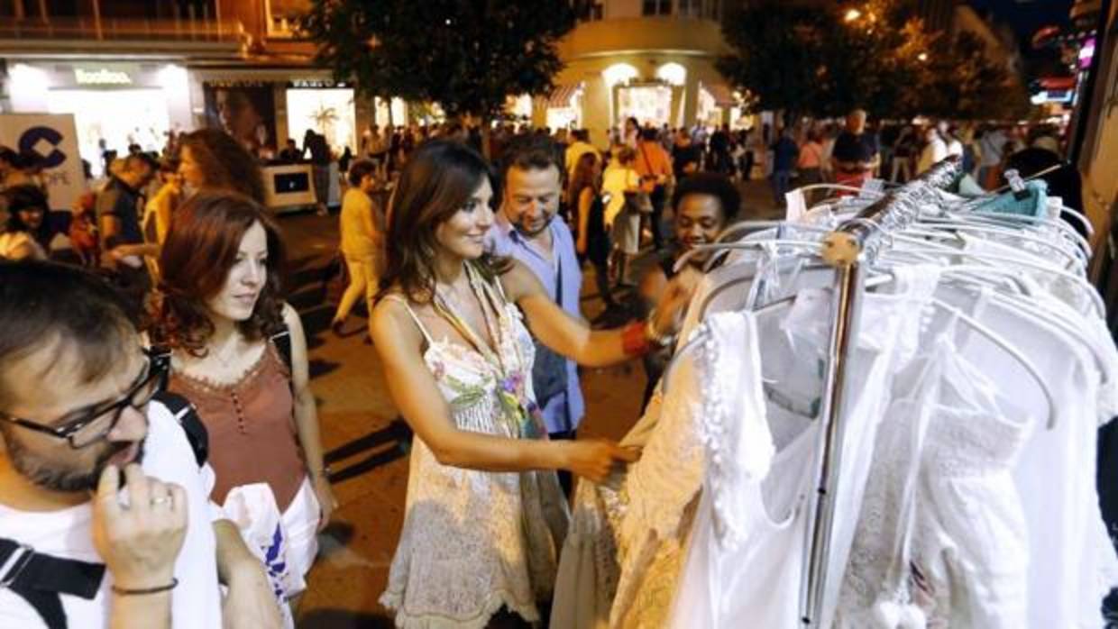 Clientes de una tienda de Cruz Conde miran unos vestidos