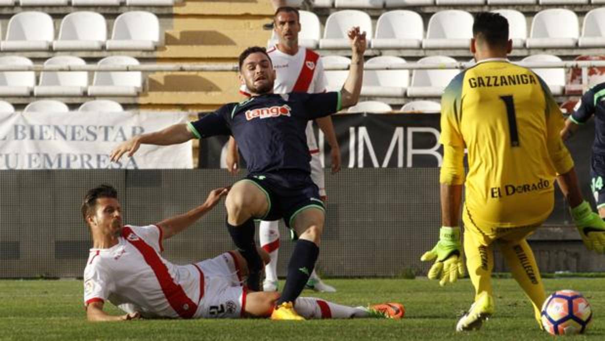 Javi Galán marca el primero de la tarde en Vallecas