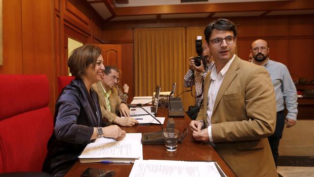 La alcaldesa, Isabel Ambrosio (PSOE), junto a Pedro García (IU)