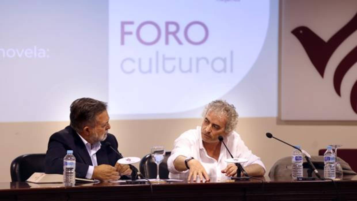 Ildefonso Falcones y José Calvo Poyato, durante el Foro Cultural de ABC