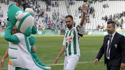 Deivid saluda a la grada a la conclusión del partido ante el Reus