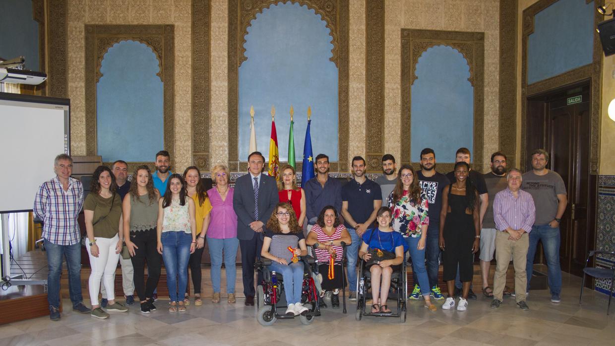 El Rector de la Universidad de Córdoba junto a los deportistas más destacados del curso