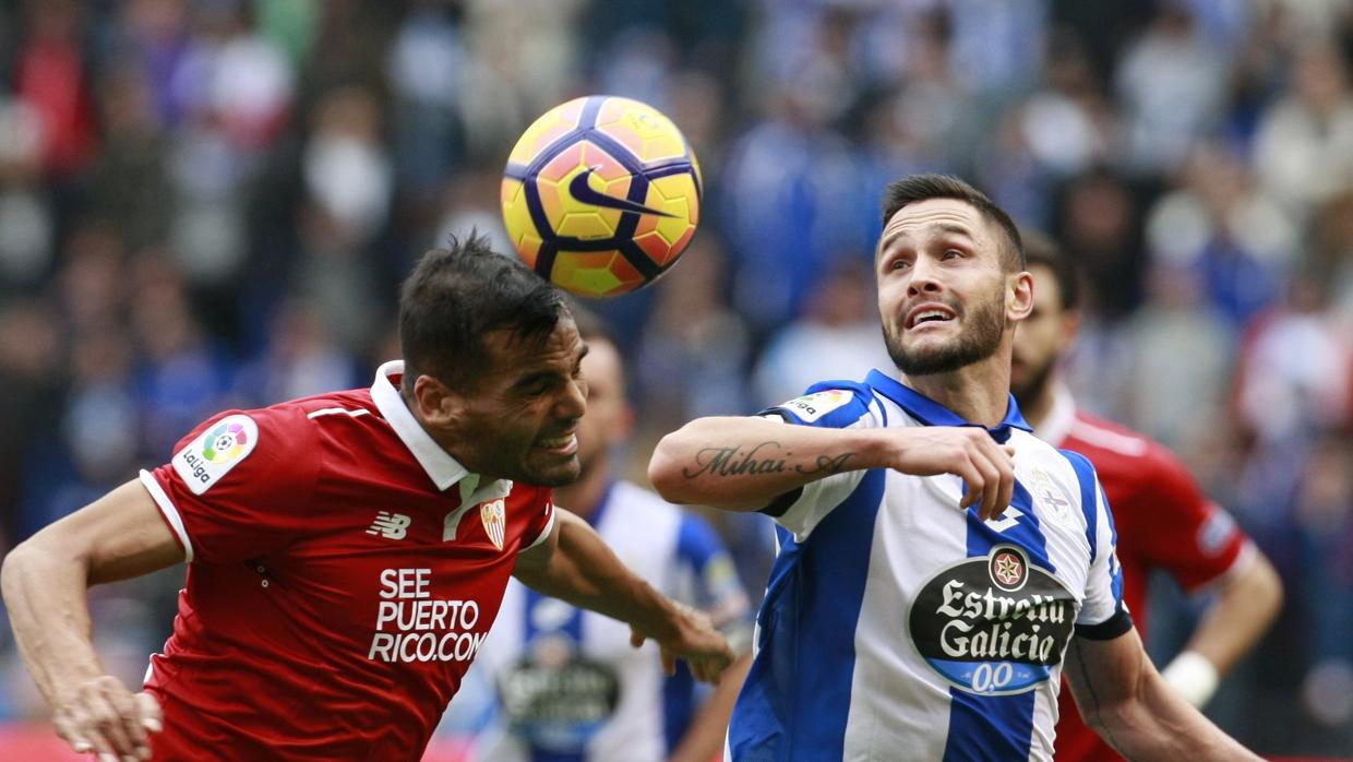 Florin Andone intenta recuperar el balón en el partido con el Sevilla en Riazor