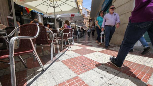 Marcas en el suelo de la céntrica calle, muy próxima a Las Tendillas