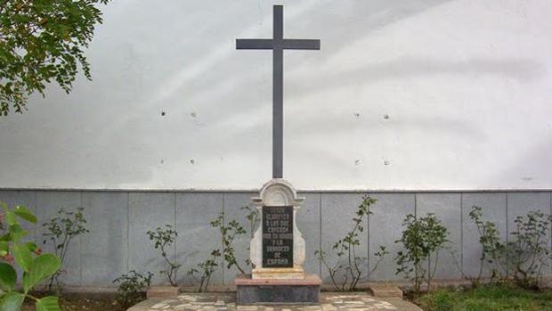 Cruz ubicada en la parroquia de la Asunción, en Dos Torres