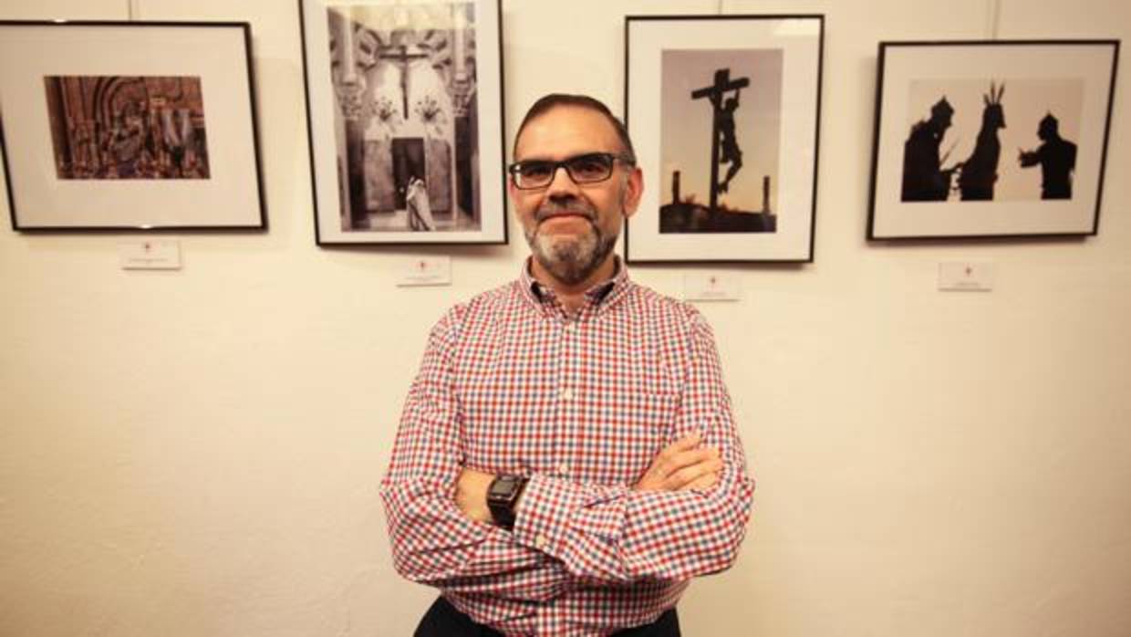 Jesús José Mohedano, junto a la fotografía ganadora