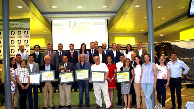 Foto de famila de los galardonados con los premios de la Denomiación de Origen Priego de Córdoba