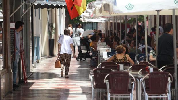 Viandantes y veladores en la calle de la Plata