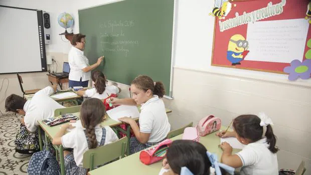 Unos niños reciben clase en uno de los colegio de Córdoba capital