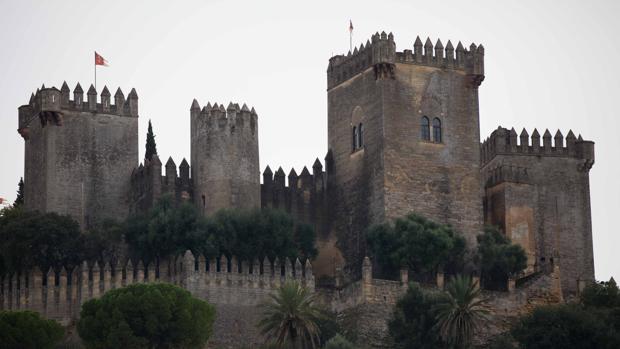 Imagen del castillo de Álmodovar tomada durante el rodaje de la serie en esta localización