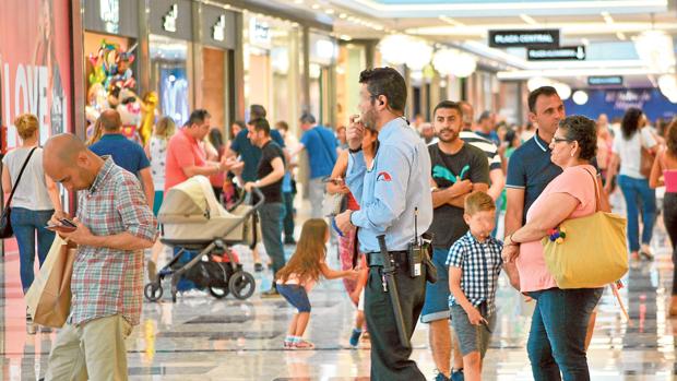 Un vigilante d e seguridad, paseando por el Centro Comercial Nevada, en Granada