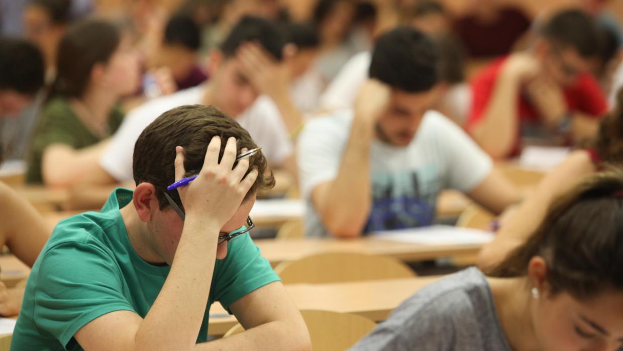 Alumnos listos para realizar sus exámenes esta mañana