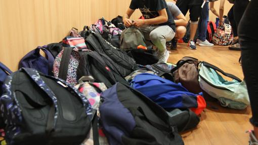 Los estudiantes dejan sus mochilas antes de empezar el examen