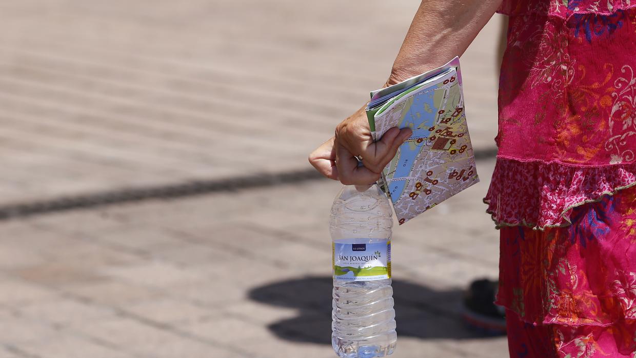 Una turista pasea por Córdoba con un plano en la mano