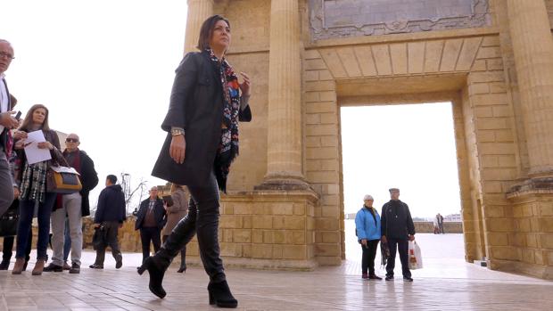 La alcaldesa de Córdoba pasea junto a la Puerta del Puente Romano