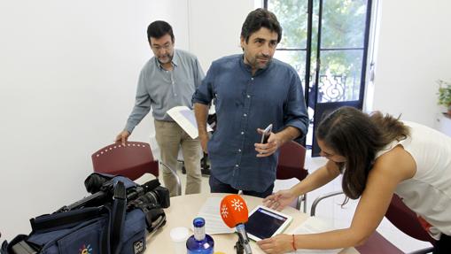 El concejal de Servicio Sociales, Rafael del Castillo (IU), antes de una rueda de prensa