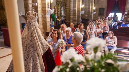 Colas de fieles ante la Virgen de los Remedios