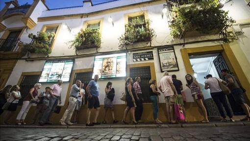 Espectadores entrando a una proyección en el Coliseo de San Andrés