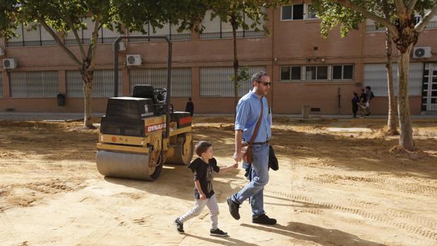 Aparatos de aire acondicionado en la fachada de un centro educativo de Córdoba