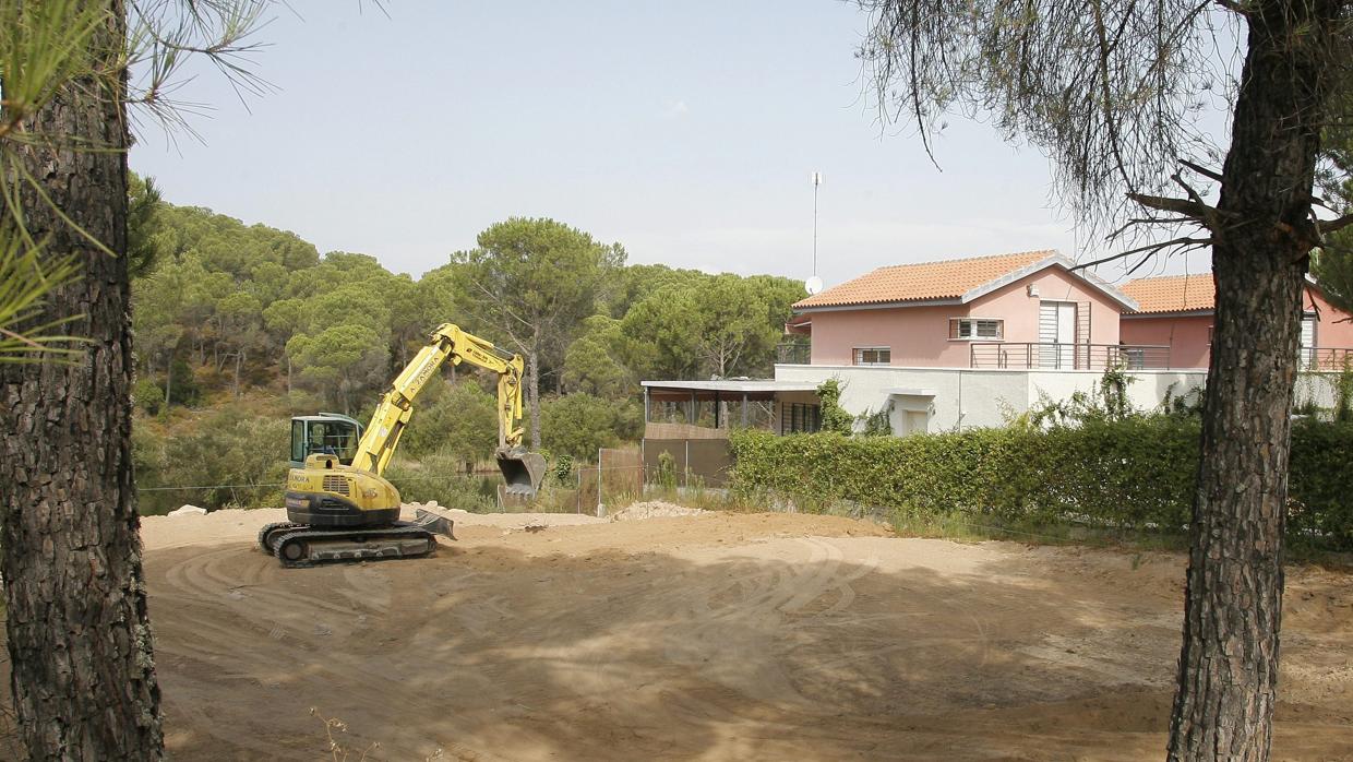 Una máquina trabaja en una parcela de Las Jaras